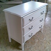 Mise en peinture d'une commode